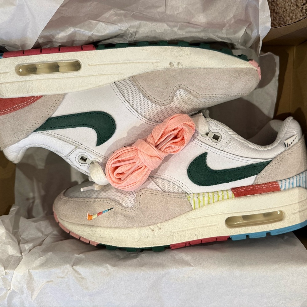 Nike White and Green Sneakers with Peach Laces